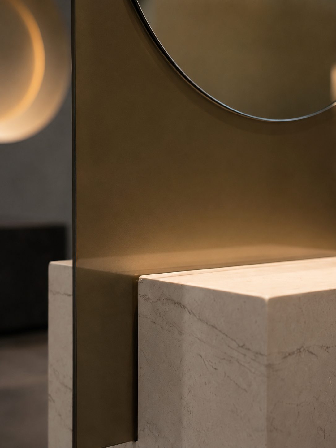 Close-up of Alice bronze-frosted Belgian glass edge