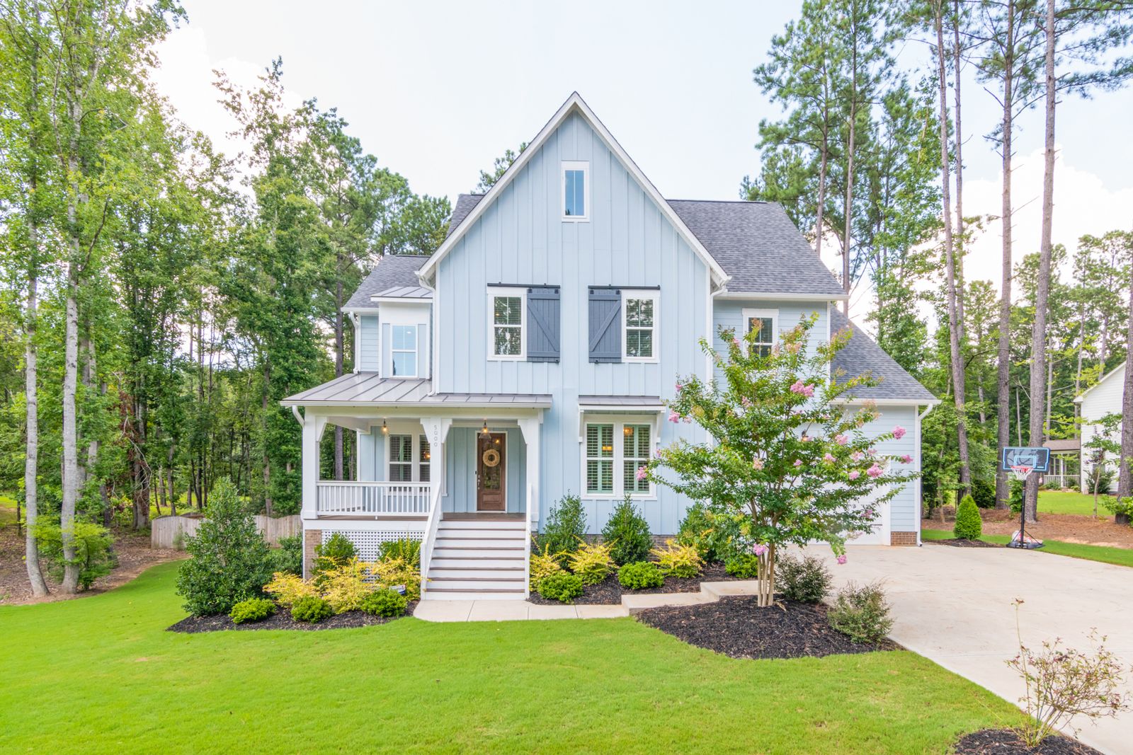 Detached single-family house with an attached garage and short driveway